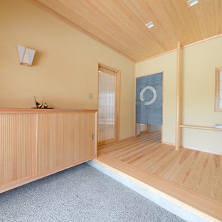 他の地域の和風のおしゃれな玄関 (ベージュの壁、グレーの床) の写真