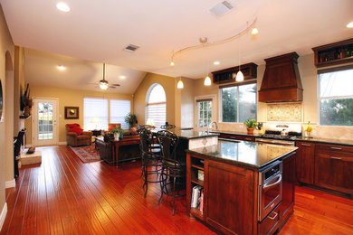 Example of a classic kitchen design in Austin