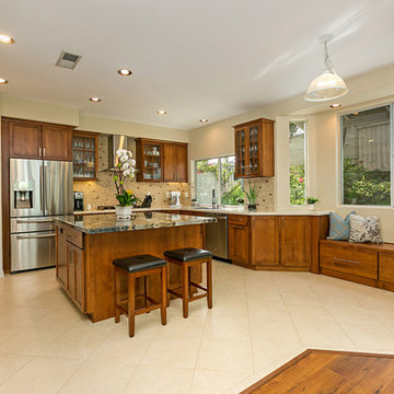 Warm and functional open kitchen