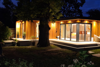 Inspiration pour un grand abri de jardin séparé design avec un bureau, studio ou atelier.