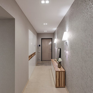 他の地域のコンテンポラリースタイルのおしゃれな玄関 (グレーの壁、コルクフローリング) の写真