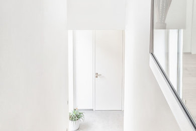 Gerade, Große Moderne Treppe mit Holz-Setzstufen in Sonstige