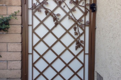 Side Gate