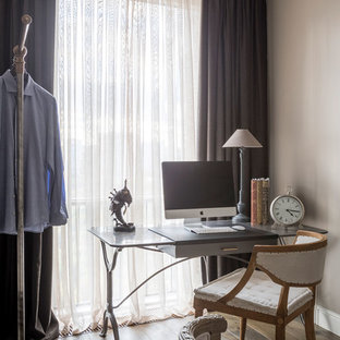 Выдающиеся фото от архитекторов и дизайнеров интерьера: большой кабинет в классическом стиле с серыми стенами, паркетным полом среднего тона и коричневым полом