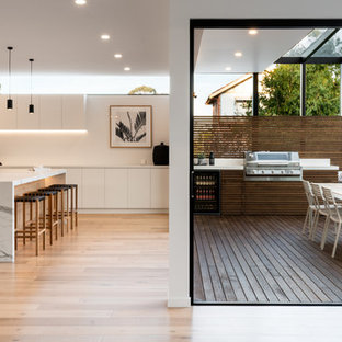 他の地域のコンテンポラリースタイルのおしゃれなデッキ (張り出し屋根) の写真