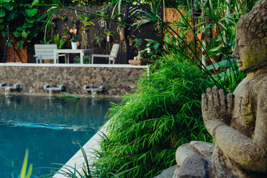 Foto de piscina alargada de estilo zen pequeña rectangular en patio trasero con paisajismo de piscina y adoquines de piedra natural