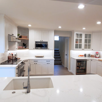 SPACIOUS BRIGHT WHITE KITCHEN WITH LARGE PENINSULA AND OAK FLOORS