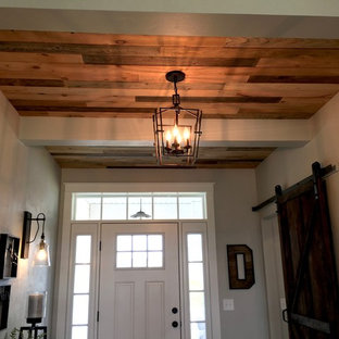 Свежая идея для дизайна: большое фойе в стиле кантри с серыми стенами, полом из винила, одностворчатой входной дверью, белой входной дверью и коричневым полом - отличное фото интерьера