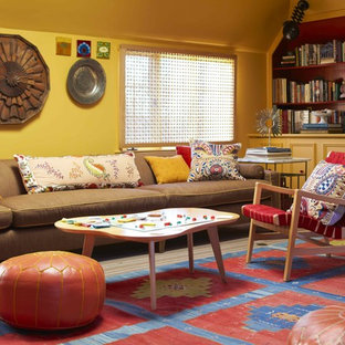 Idéer för funkis vardagsrum, med ett bibliotek och gula väggar