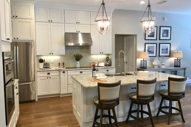 Kitchen - country kitchen idea in Jacksonville