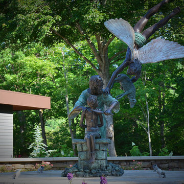 Elder Montian Outdoor - Entrane Statue