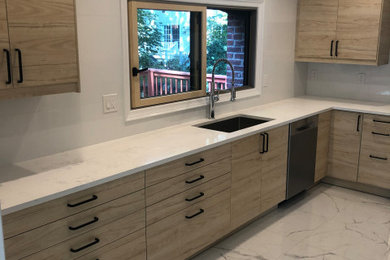 Example of a minimalist kitchen design in New York