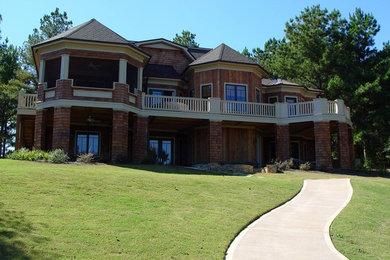 Foto de fachada de casa de estilo americano grande de dos plantas con revestimientos combinados, tejado a doble faldón y tejado de varios materiales