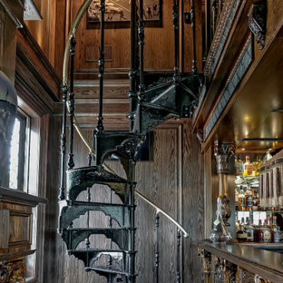 トロントの大きいヴィクトリアン調のおしゃれな着席型バー (アンダーカウンターシンク、落し込みパネル扉のキャビネット、濃色木目調キャビネット、木材カウンター、濃色無垢フローリング、茶色い床、茶色いキッチンカウンター) の写真