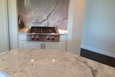 Kitchen - traditional kitchen idea in Denver