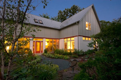 Идея дизайна: двухэтажный, разноцветный дом среднего размера в современном стиле с комбинированной облицовкой и двускатной крышей