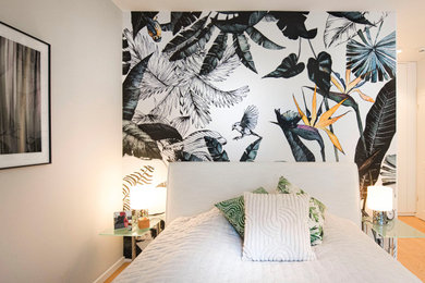 Geräumiges Modernes Hauptschlafzimmer mit hellem Holzboden, braunem Boden und Tapetenwänden in München