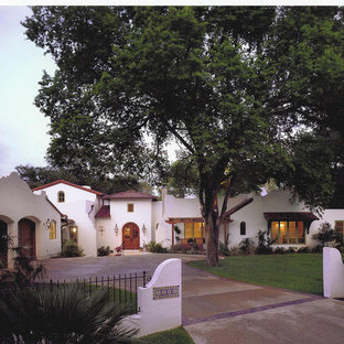 ニューオリンズの地中海スタイルのおしゃれな家の外観 (アドベサイディング、寄棟屋根) の写真