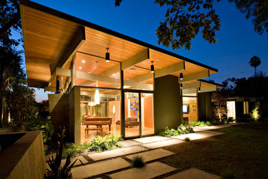 Mid-century modern exterior home photo in San Francisco