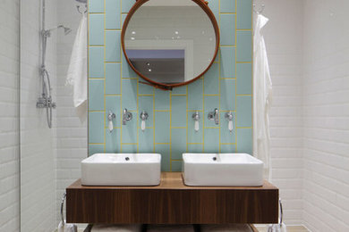 他の地域にあるラグジュアリーな中くらいなインダストリアルスタイルのおしゃれな浴室の写真