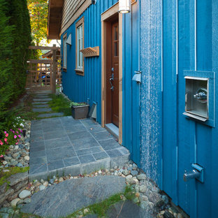 Inspiration for a traditional side yard patio in Vancouver with an outdoor shower.