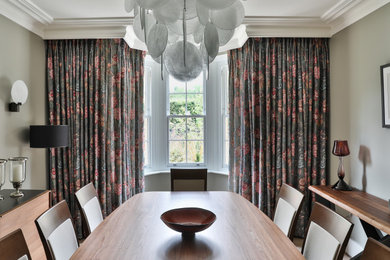 This is an example of a dining room in Oxfordshire.