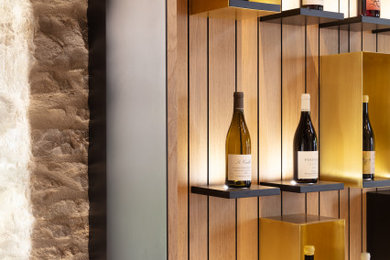 Cette photo montre une cave à vin chic.