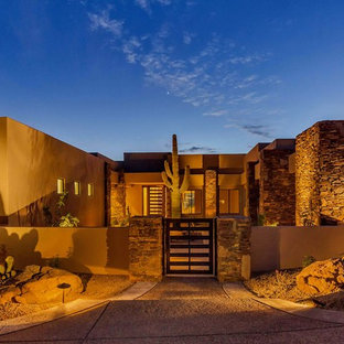 フェニックスのサンタフェスタイルのおしゃれな家の外観 (石材サイディング、陸屋根) の写真