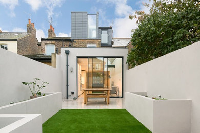 Inspiration for a contemporary rooftop garden in London.