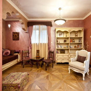 Mittelgroße, Abgetrennte Mediterrane Bibliothek mit braunem Holzboden und rosa Wandfarbe in Moskau