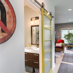 Idéer för mellanstora vintage hallar, med vita väggar och korkgolv