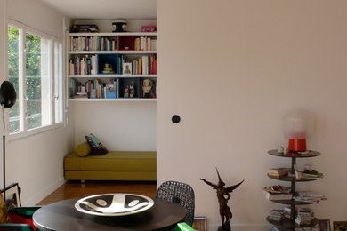 This is an example of an eclectic family room in Lyon.