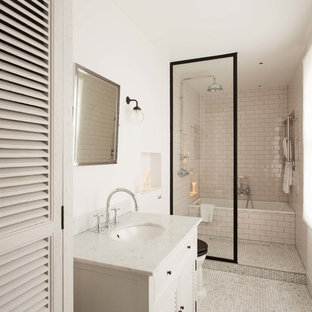 Idée de décoration pour une salle de bain design de taille moyenne avec un placard à porte persienne, des portes de placard beiges, une baignoire en alcôve, un espace douche bain, un carrelage beige, un mur beige et un lavabo encastré.