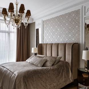 Создайте стильный интерьер: спальня среднего размера в стиле современная классика с паркетным полом среднего тона и разноцветными стенами без камина для хозяев - последний тренд