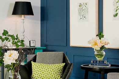 Example of an eclectic living room design in Montreal