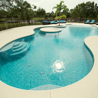 Geräumiger Maritimer Schwimmteich hinter dem Haus in individueller Form mit Dielen in Miami