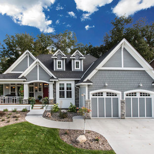 Удачное сочетание для дизайна помещения: одноэтажный фасад дома среднего размера синего цвета в стиле кантри с комбинированной облицовкой и двускатной крышей - самое интересное для вас