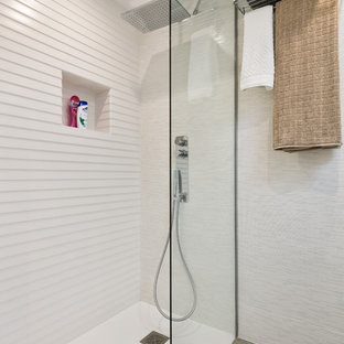 Ispirazione per una stanza da bagno con doccia minimalista con ante in legno chiaro, doccia a filo pavimento, orinatoio, piastrelle bianche, piastrelle in gres porcellanato, pareti bianche, pavimento in gres porcellanato e lavabo sottopiano