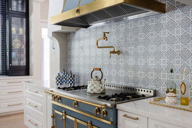 Kitchen - kitchen idea in Houston