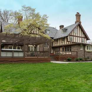 フィラデルフィアの巨大なトラディショナルスタイルのおしゃれな裏庭のデッキ (パーゴラ) の写真