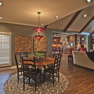 ウィチタの中サイズのトラディショナルスタイルのLDKの画像 (無垢フローリング、標準型暖炉、コンクリートの暖炉まわり、グレーの壁、茶色い床)