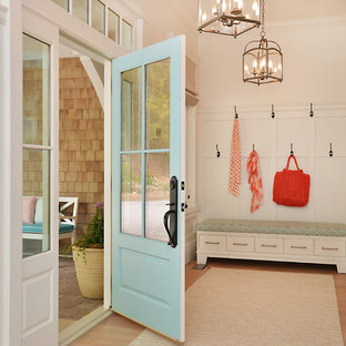 Новый формат декора квартиры: тамбур в морском стиле с белыми стенами, светлым паркетным полом, одностворчатой входной дверью и синей входной дверью