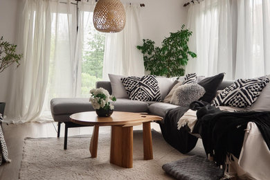 Living room - 1950s living room idea in Toronto