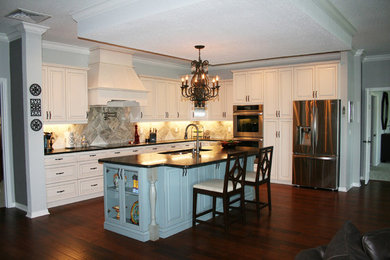 Trendy kitchen photo in Tampa
