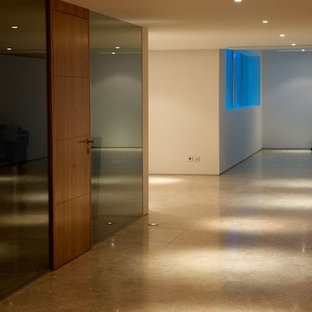 他の地域の中サイズのコンテンポラリースタイルのおしゃれな多目的ジム (白い壁、トラバーチンの床) の写真