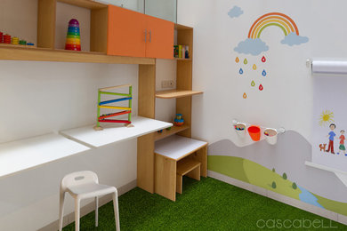 Cette photo montre une petite chambre d'enfant de 1 à 3 ans moderne avec un mur blanc et un sol en carrelage de céramique.