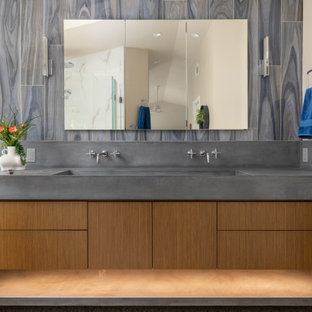 Immagine di una stanza da bagno padronale moderna di medie dimensioni con ante lisce, ante in legno bruno, vasca idromassaggio, doccia a filo pavimento, piastrelle multicolore, piastrelle in gres porcellanato, pavimento in gres porcellanato, lavabo rettangolare, top in cemento, pavimento bianco, porta doccia a battente, top grigio, panca da doccia, un lavabo, mobile bagno sospeso e soffitto a volta