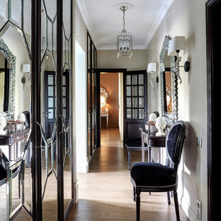 Bild på en vintage hall, med beige väggar och mellanmörkt trägolv