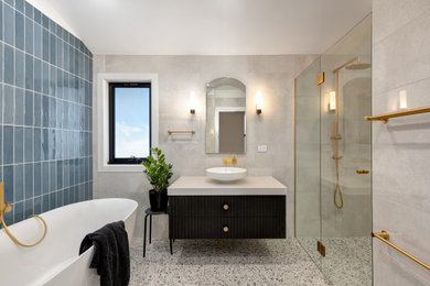 Cette photo montre une salle de bain principale tendance de taille moyenne avec des portes de placard noires et meuble-lavabo suspendu.