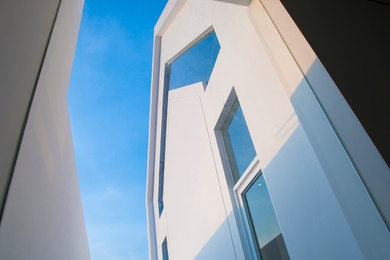 Example of a mid-sized minimalist home design design